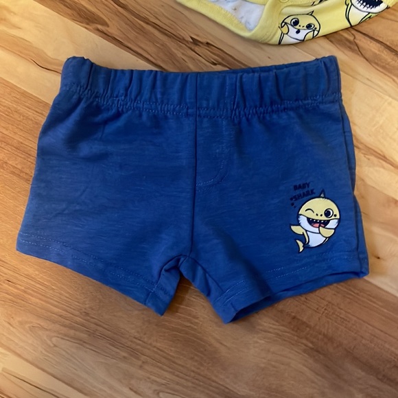 Baby Shark Three Piece Outfit - Size 0/3 Months - Picture 7 of 14